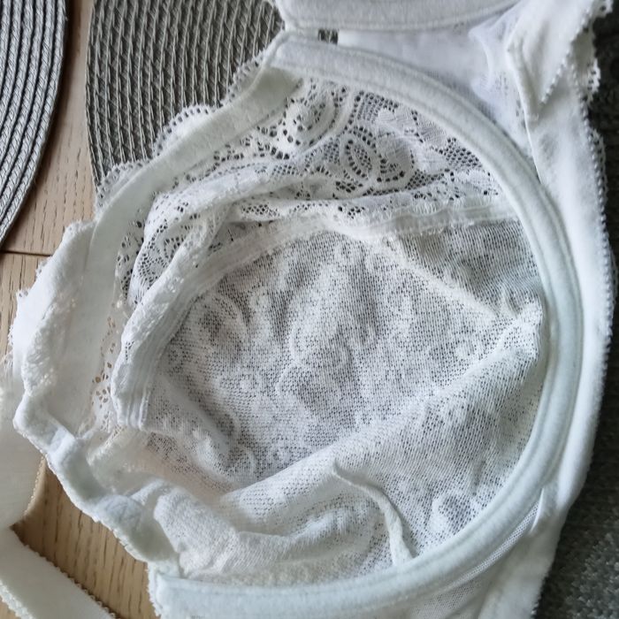 Biustonosz miękki, koronkowy, białyTriumph Amourette 75i