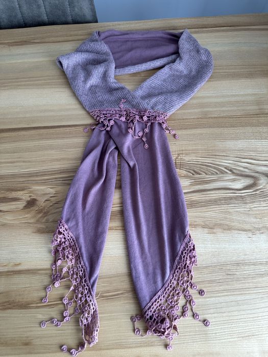 Śliczy szalik z akcentem szydelkowym