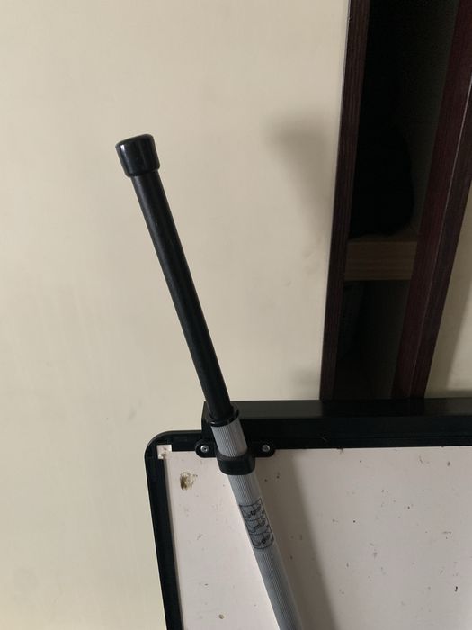 Quadro branco magnético com tripé, muito bem conservado.