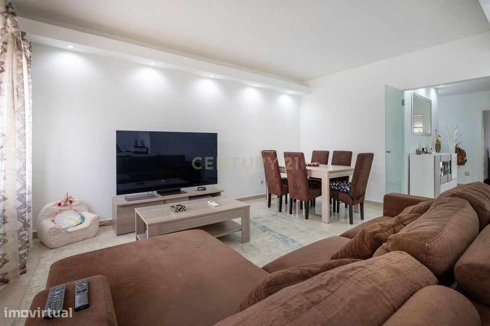 Apartamento T3 com Excelentes Áreas, Suíte, Varanda e Parqueamento em — São Sebastião, Setúbal
