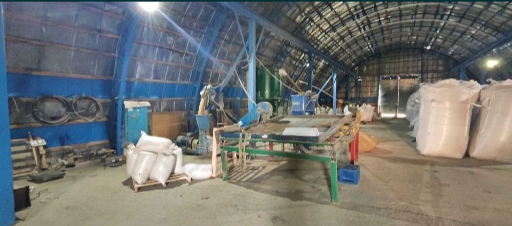 Продам складське приміщення с.Березівка ,500 м, 23 сотки  землі