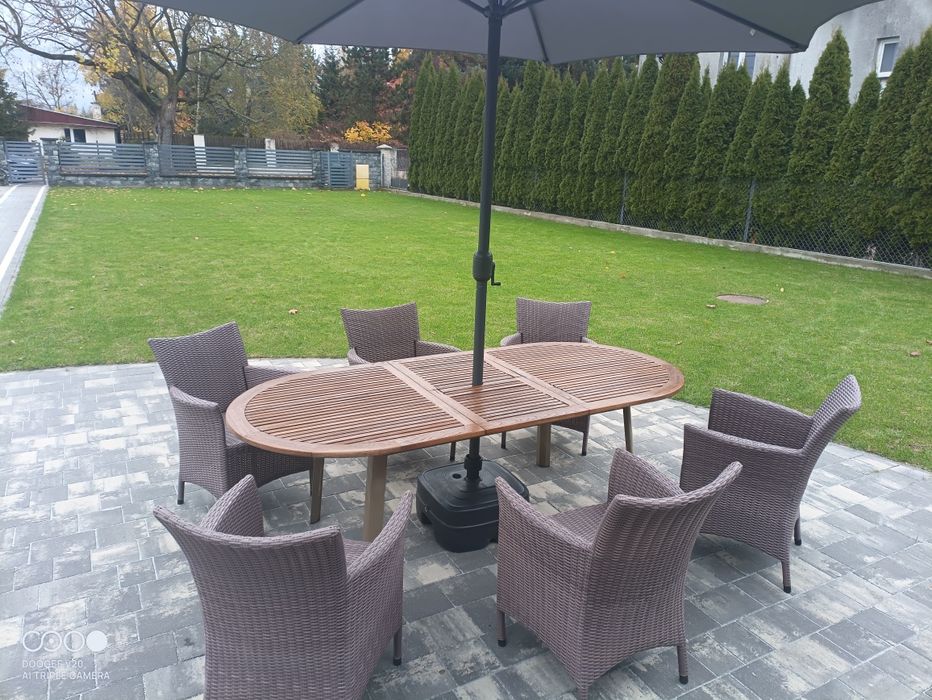 Meble ogrodowe z parasolem