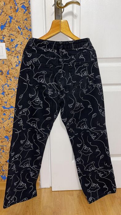 Чорні джинси з принтом