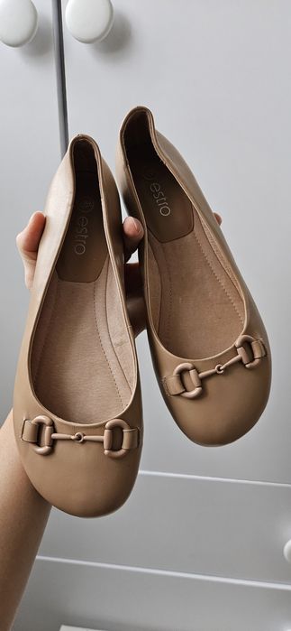 Жіночі бежеві шкіряні балетки Estro