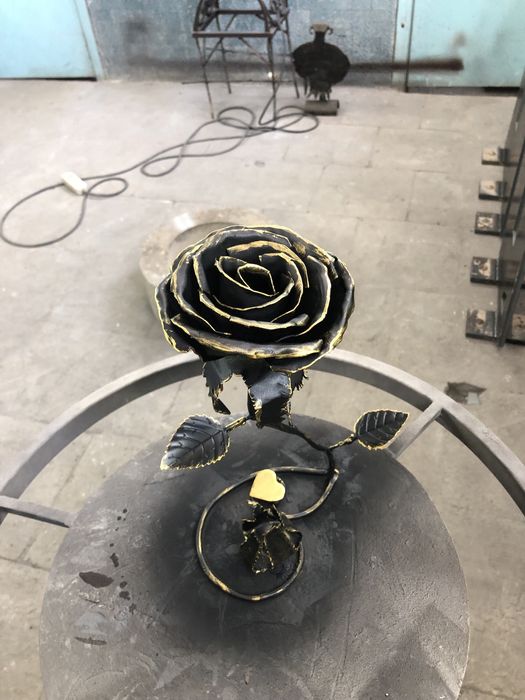 Підсвічник у вигляді троянди