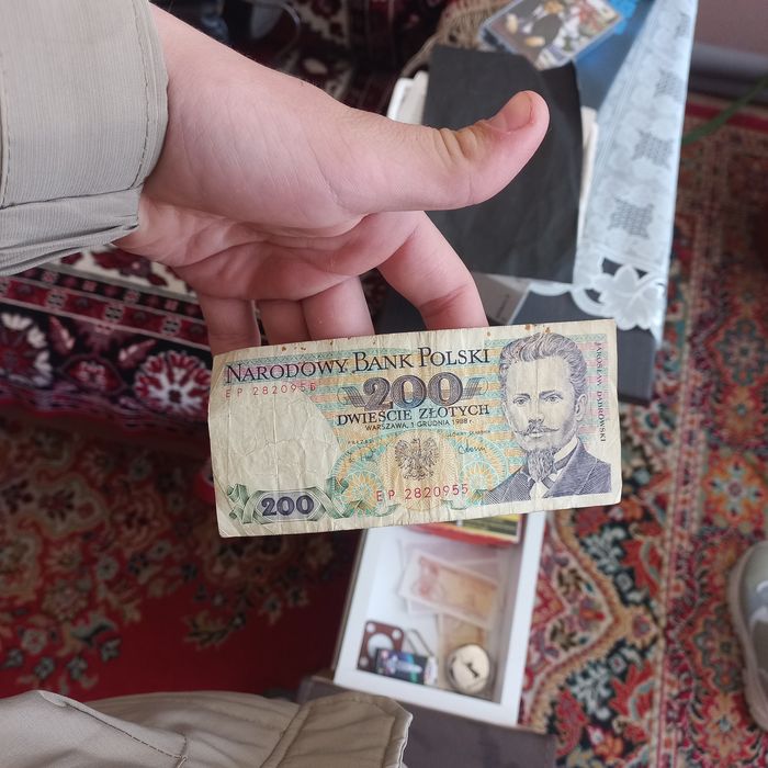 Продам 200 злотів