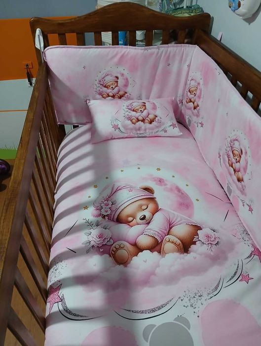 Berço de bebé com colchão com grade elevatória + Muda fraldas ikea com colchão impermeável e resguardo cor de rosa.