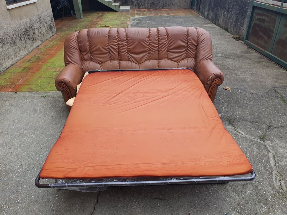 Sofás em pele. Dois de um lugar e um de 3 lugares que faz cama.