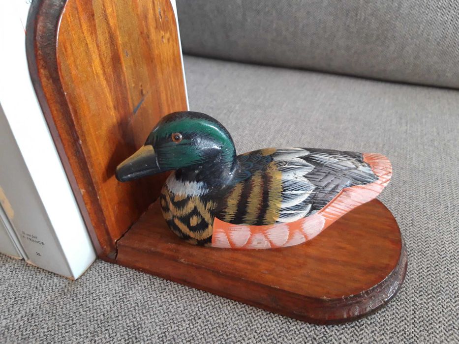 2 porta livros em madeira maciça pintado a mão