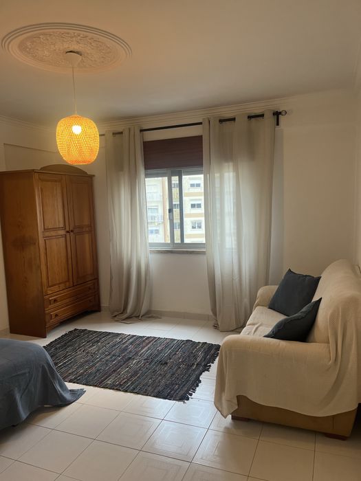 Quarto para arrendar em Belas