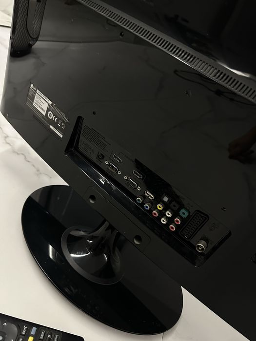 TELEWIZOR 27'' LG DM27800D  W zestawie pilot i kabel-stan bardzo dobry