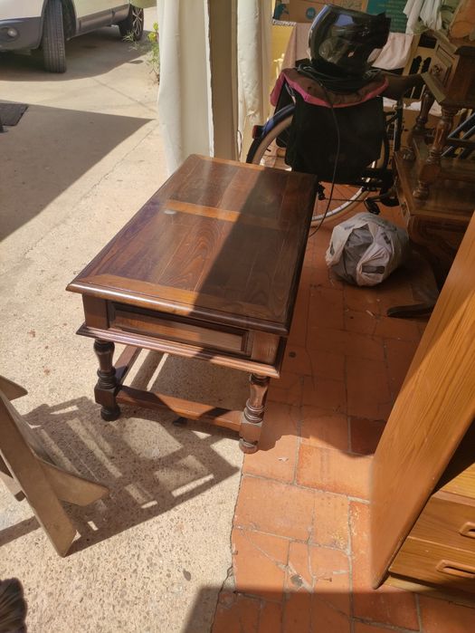 MESA  de madeira maciça.