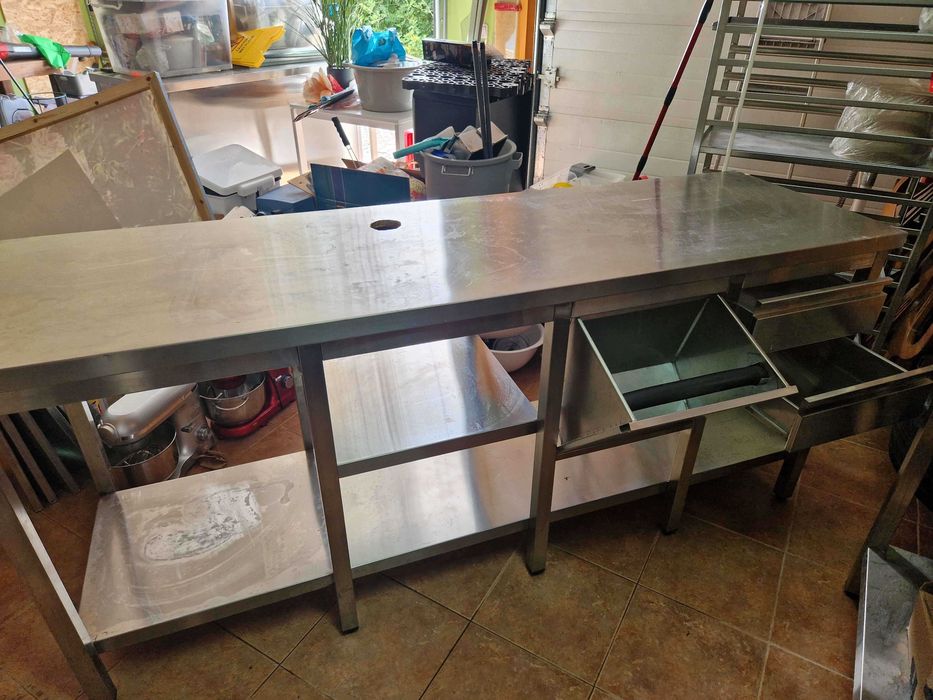 Bancada inox c/tulha, gavetas e perfuração para máquina de café