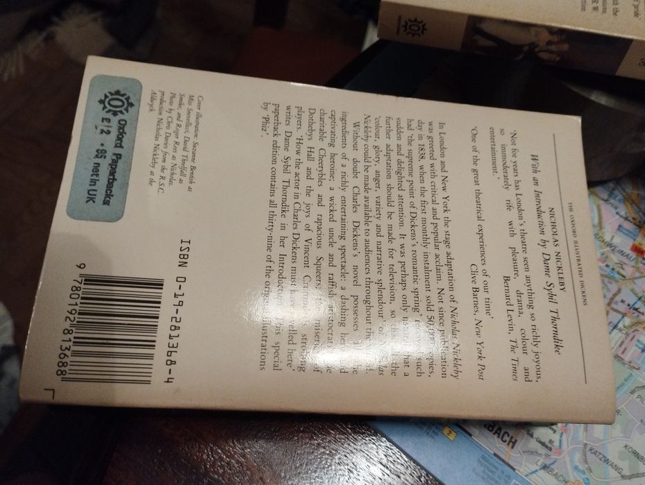 3 livros escritos em Inglês "Nicholas Nigkleby", "Little Dorrit" e "Pr