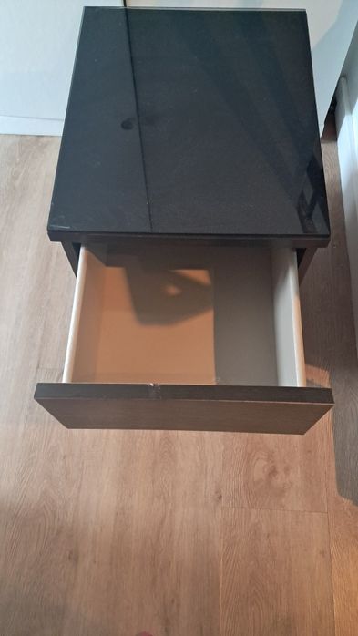 Vendo baú e mesa de cabeceira
