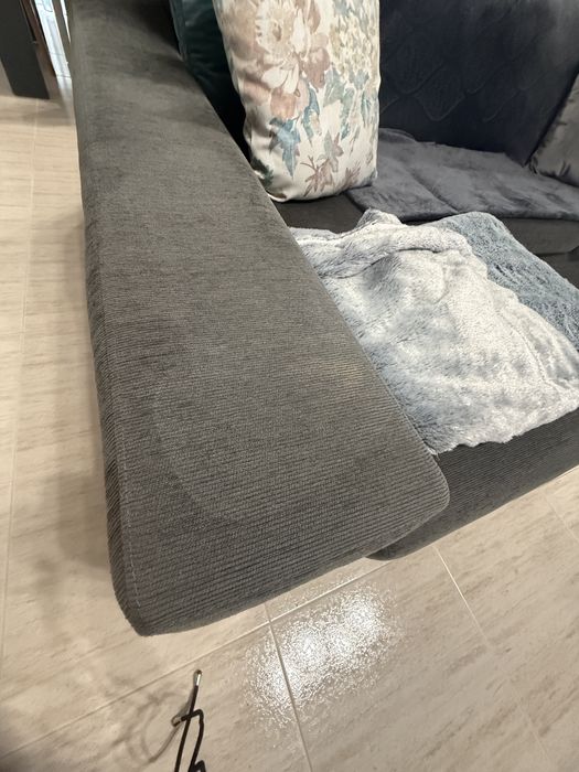 Sofá cinza escuro 3 lugares