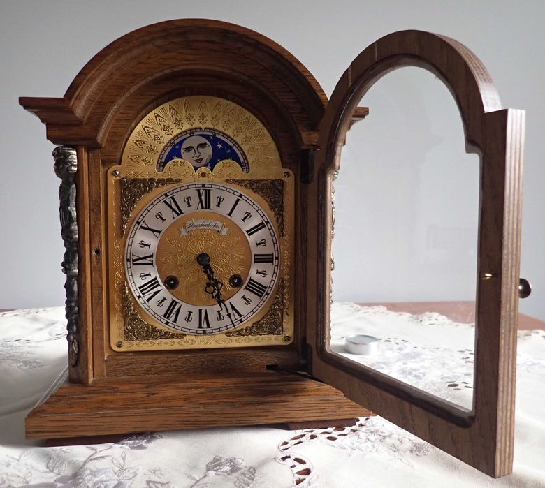 Schmeckenbecher - piękna kapliczka z fazami ksieżyca.