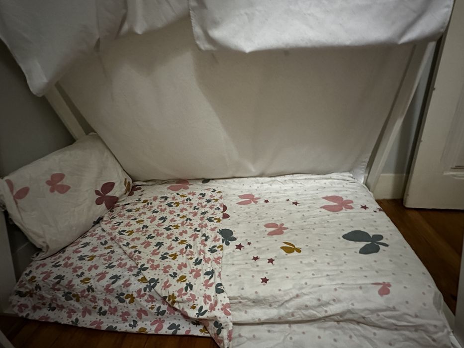 Cama tipi 140x70 com colchão, proteção e roupa de cama incluidos.