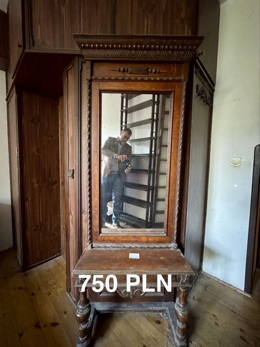 Stare meble, komoda, gablota.