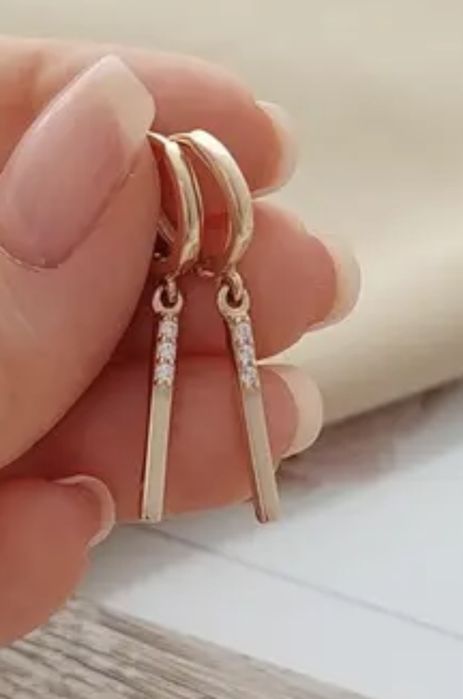 Серьги конго из  золота с золотыми подвесками палочками  с фианитами