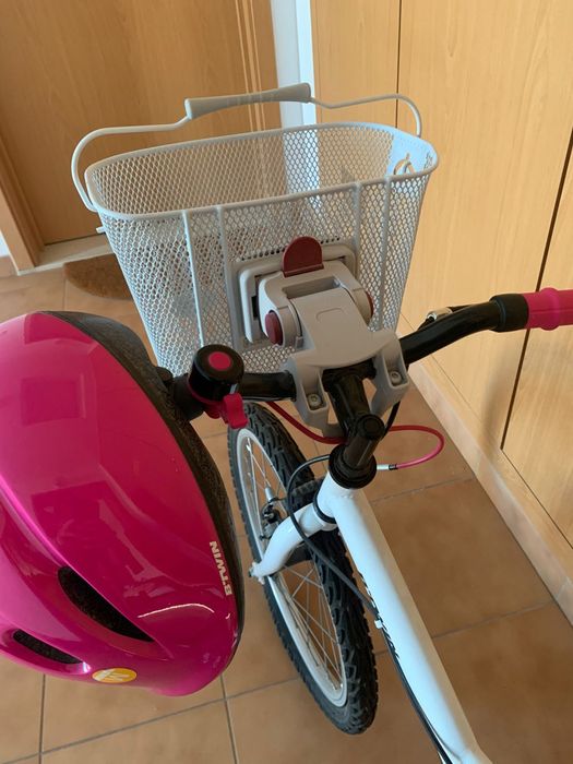 Bicicleta de menina nova com cesto,campainha e rodinhas.