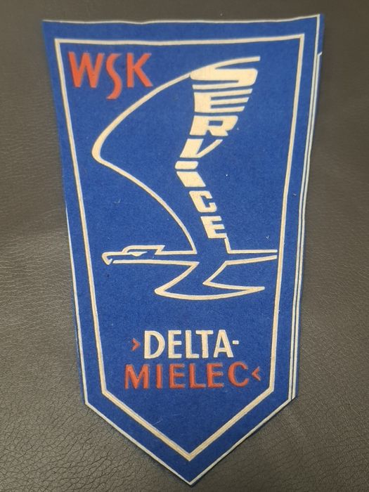 Naszywka w kształcie proporczyka z czasów PRL. WSK Delta Mielec ,Service