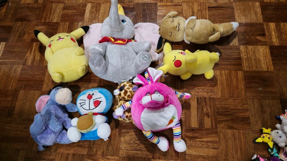 Peluches Disney Pokémon entre outros