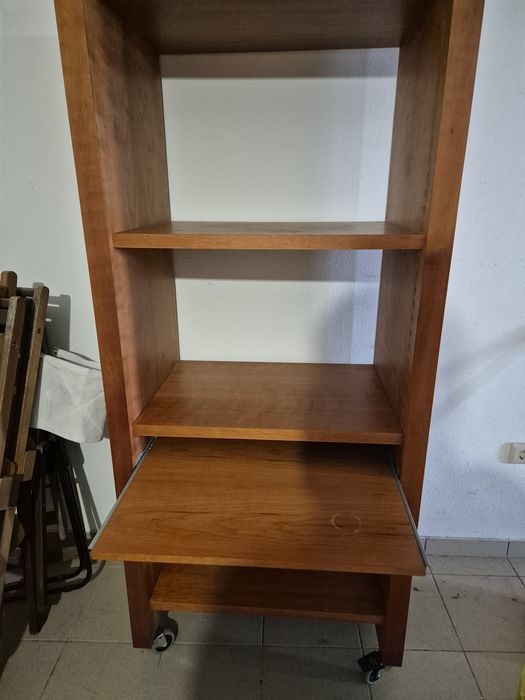 Estante para computador com rodas