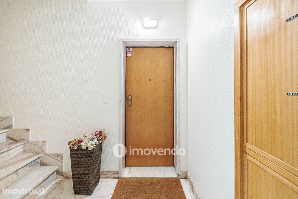 Apartamento T3 Duplex, com estacionamento, no Condomínio do Loural