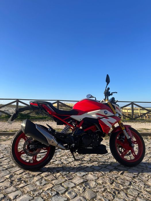 BMW G 310 R vermelha