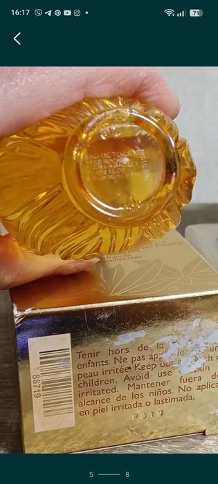 Пусті скляні флакони та парфуми