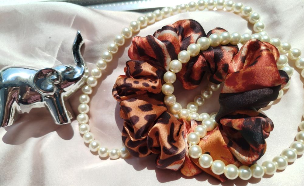 Luksusowa gumka scrunchie animal print wiskoza jedwab
