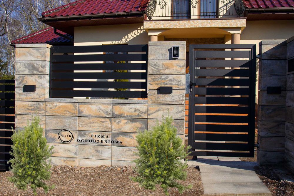 Ogrodzenie z bloczków oraz fundamenty, Niepołomice