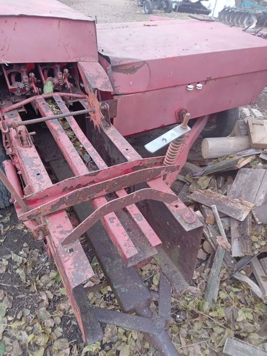 Продам прес-підбирач NEW HOLLAND 366.