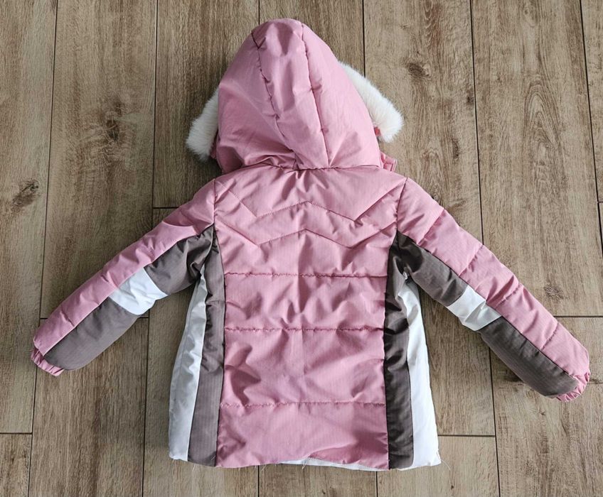 Kurtka zimowa z kapturem dla dziewczynki rozm. 122
