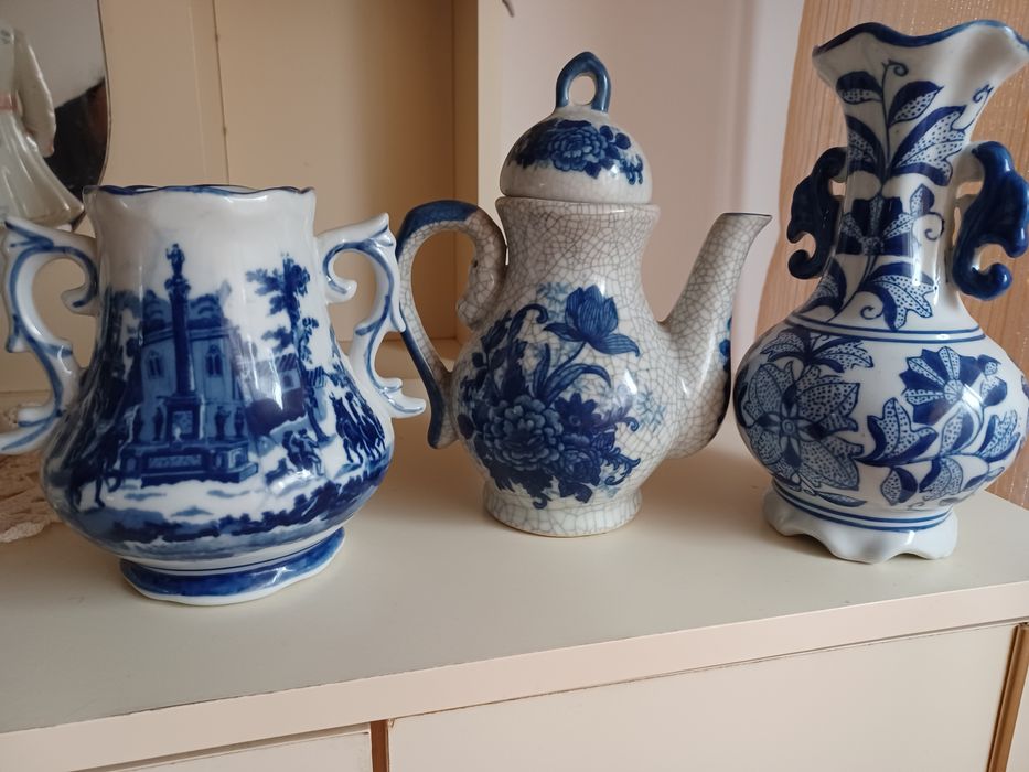 3 peças em loiça para decoração, fundo azul com desenhos azuis,