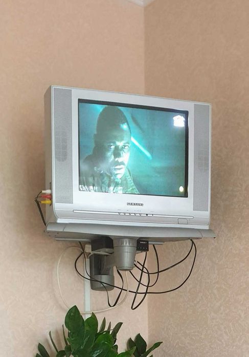 Продам телевизор Samsung + кріплення +Ресивер Т2 ТВ Romsat+2пульта