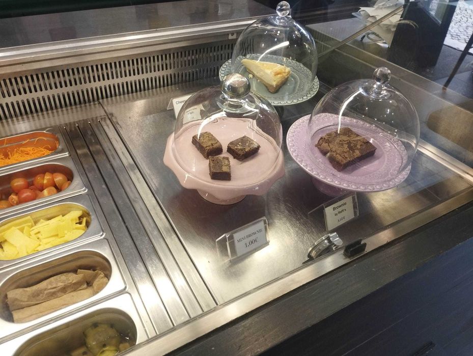 vitrine frigorifica integrada dentro de um balcão de madeira