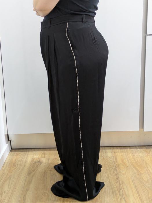 Calças pretas tecido Zara XL
Pormenor de brilhantes na lateral das per