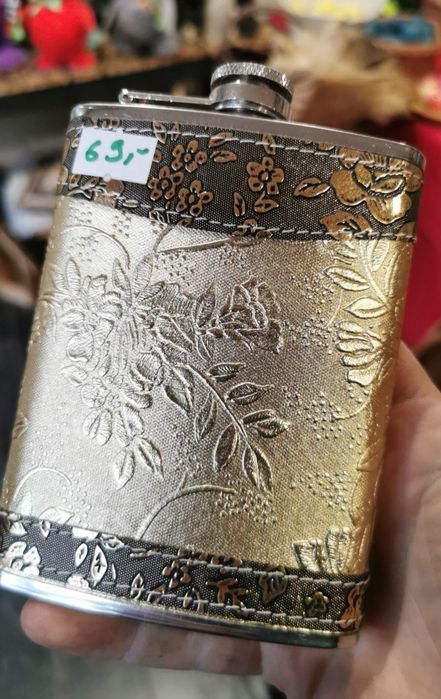 Kobieca piersiówka jak biżuteria do torebki