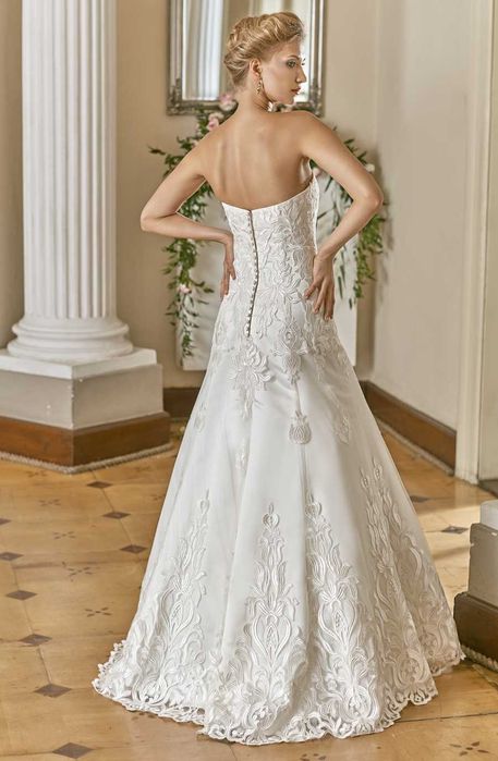 Elegancka suknia ślubna w rozmiarze 36