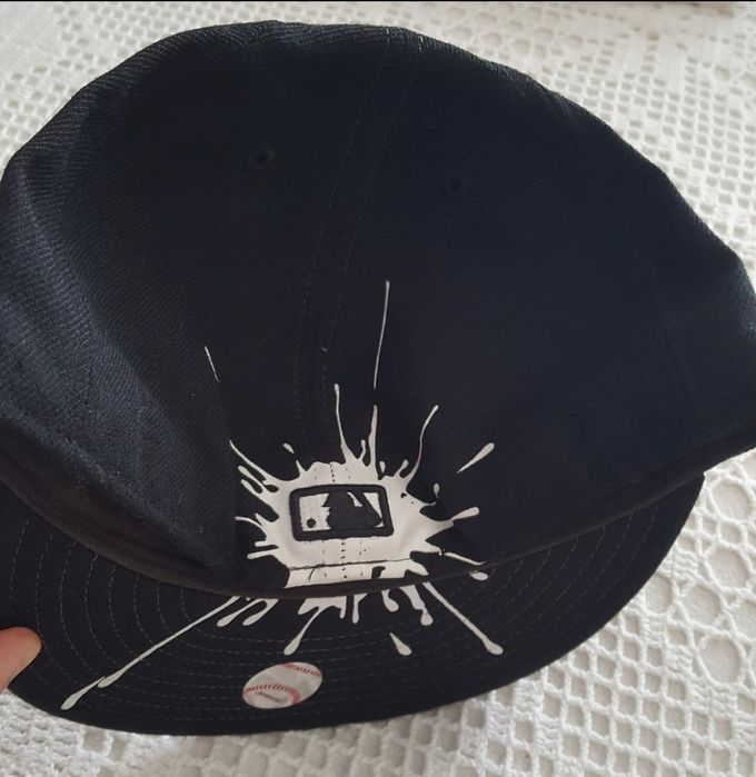 Boné preto e branco (New Era)