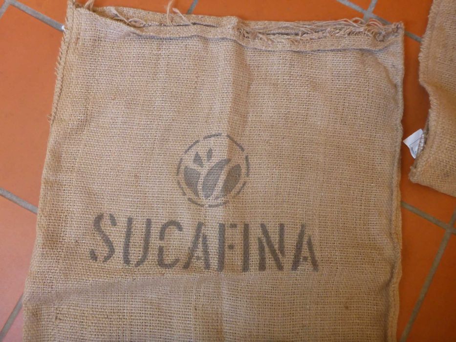 Dois sacos usados de serapilheira juta natural - transporte de café