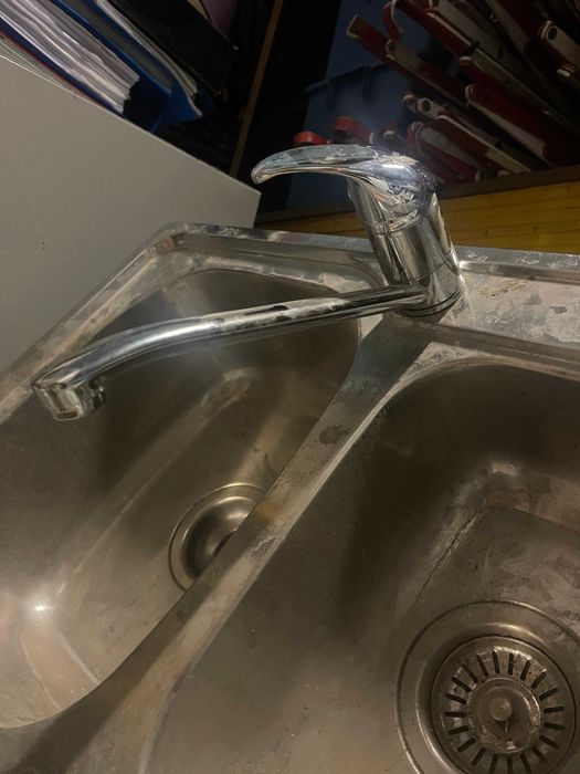 Lava loiça inox com duas cubas de diferentes tamanhos