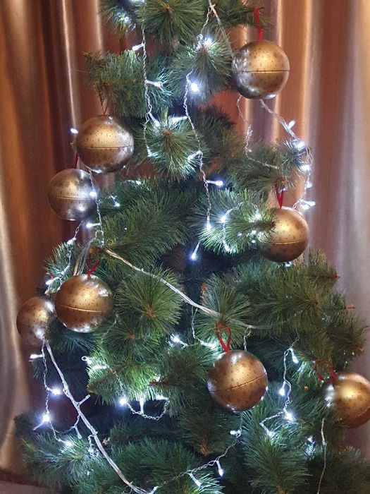 Новорічна золота металева куля - скриня ів роше