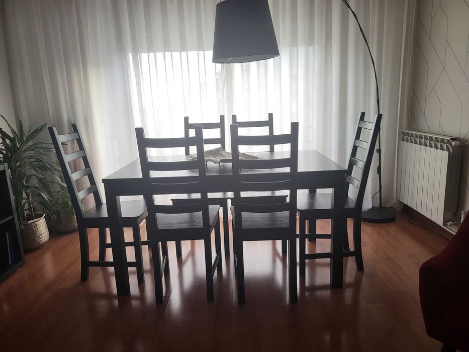 Mesa de jantar e cadeiras