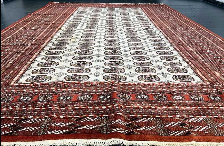 Tapete BUCHARA Afegão, elaborado manualmente com lã sobre algodão e com 330cm x 230cm