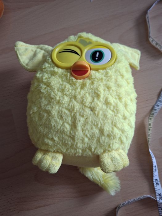 Żółta maskotka Furby