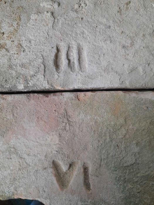 Цегла з клеймом.