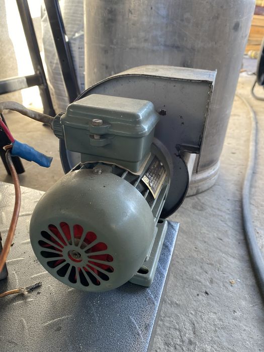 Єлектро витяжка 220 380 вольт